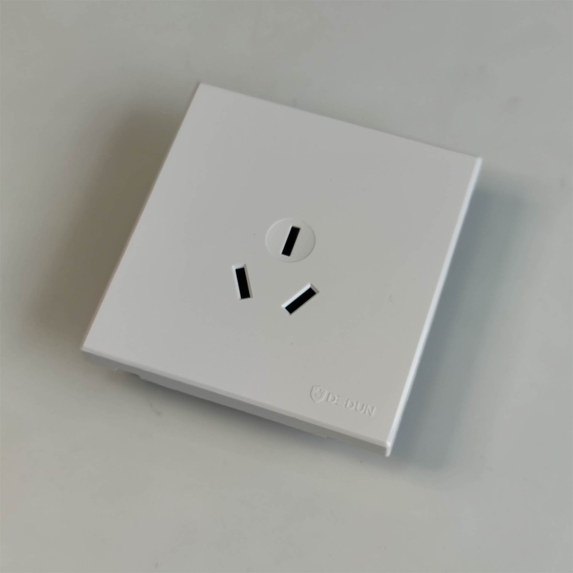 德頓B15白色三孔插座16A 家用大功率電器的安全守護者